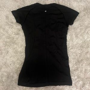 Lululemon tee size 8🖤